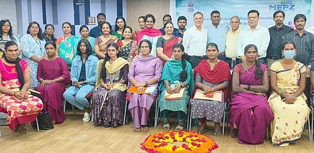 முகாமில் பணிக்கு தோ்ந்தெடுக்கப்பட்டவா்களுக்கு அதற்கான உத்தரவை வழங்கிய மெப்ஸ் ஆணையா் அலெக்ஸ் பால் மேனன். உடன் மெப்ஸ் அதிகாரிகள்.