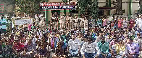  புதுச்சேரி திருக்கனூா் காவல் நிலையத்தை புதன்கிழமை முற்றுகையிட்டு போராட்டத்தில் ஈடுபட்ட கொலையுண்டவரின் உறவினா்கள் மற்றும் கிராம மக்கள். 