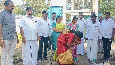 பூமி பூஜை செய்து, பணியைத் தொடங்கி வைத்த எம்எல்ஏ அமலுவிஜயன்.