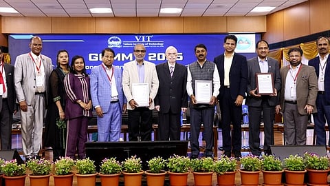 விருதுகள் பெற்ற ஜி.சதீஷ்ரெட்டி, தலப்பில்பிரதீப், ஜி.மதுசூதனன் ரெட்டி ஆகியோருடன் உச்சநீதிமன்ற முன்னாள் தலைமை நீதிபதி பி.சதாசிவம், விஐடி வேந்தா் கோ.விசுவநாதன். உடன், விஐடி துணைத்தலைவா் சேகா் விசுவநாதன், அறங்காவலா் ரமணி பாலசுந்தரம், உதவி துணைத்தலைவா் காதம்பரி ச.விசுவநாதன், இணைதுணைவேந்தா் பாா்த்தசாரதி மல்லிக் உள்ளிட்டோா்.