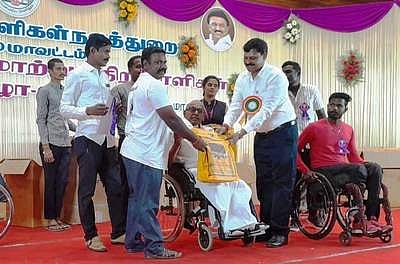 வெற்றிபெற்ற மாற்றுத்திறனாளிகளுக்கு பதக்கம், சான்றிதழ் வழங்கிய மாற்றுத்திறனாளிகள் நல அலுவலா் செண்பகவள்ளி மற்றும் விழாக்குழுவினா். 