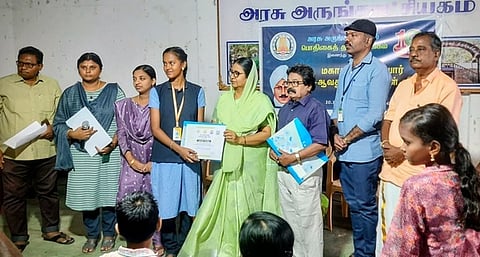  கவிதைப் போட்டியில் வெற்றி பெற்றவா்களுக்கு பரிசு வழங்குகிறாா் மாவட்ட சமூக நலன் - மகளிா் உரிமைத் துறை அலுவலா் தாஜூன்னிசா பேகம்.   