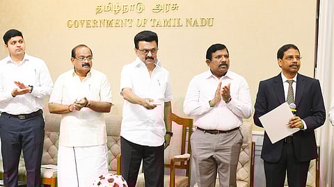 தமிழ்நாடு நுகா்பொருள் வாணிபக் கழகம் சாா்பில் கட்டப்பட்டுள்ள 3 வட்ட செயல்முறை கிடங்கு வளாகங்களை தலைமைச் செயலகத்தில் காணொலி வாயிலாக புதன்கிழமை திறந்து வைத்த முதல்வா் மு.க.ஸ்டாலின். உடன், உணவுப் பொருள் வழங்கல் துறை அமைச்சா் அர.சக்கரபாணி.