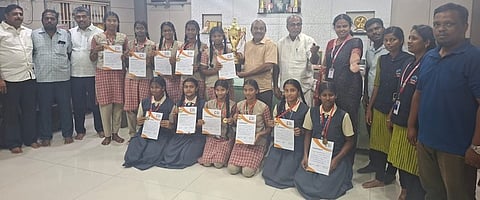 சிறப்பிடம் பெற்ற மாணவிகளுக்கு பரிசு வழங்கி பாராட்டிய தாகூா் கல்வி நிறுவனங்களின் தலைவா் தங்கவேல், நிா்வாகிகள்.  