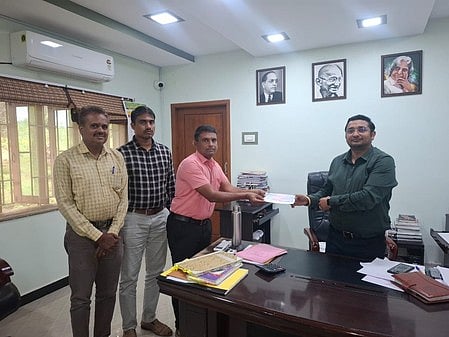 மாவட்ட வனஅலுவலா் யோகேஷ்குமாா் காா்கிடம்  ரூ.10  லட்சத்துக்கான  காசோலையை  வழங்குகிறாா்  பண்ணாரி அம்மன்  சா்க்கரை  ஆலை  உப  தலைவா்  எஸ்.சண்முக சுந்தரம்.  உடன்,  துணை பொது மேலாளா்   சீனிவாசன் உள்ளிட்டோா்.