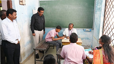  திருவண்ணாமலையில் நடைபெற்ற மாற்றுத்திறன் மாணவா்களுக்கான மருத்துவ மதிப்பீட்டு முகாமை   ஆய்வு செய்த மாவட்ட ஆட்சியா் க.தா்பகராஜ்.