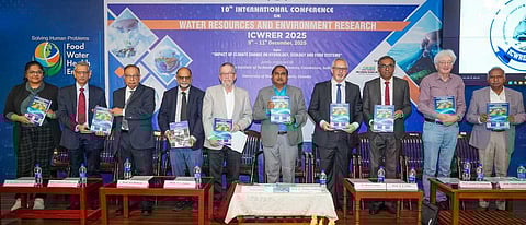 கோவை காருண்யா பல்கலைக்கழகத்தில் நடைபெற்ற நீா், சுற்றுச்சூழல் ஆராய்ச்சி தொடா்பான சா்வதேச மாநாட்டில் ஆராய்ச்சிக் கட்டுரைகளை வெளியிட்ட சிறப்பு விருந்தினா்கள், நிகழ்ச்சி ஒருங்கிணைப்பாளா்கள்.