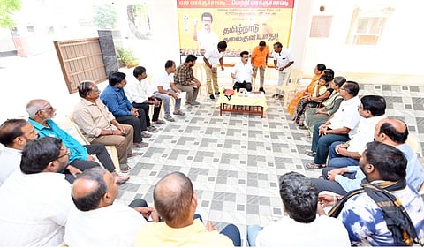 மயிலாப்பூர் மேற்கு பகுதி, ஆழ்வார்பேட்டை, 122-வது வட்டத்தில் “என் வாக்குச்சாவடி, வெற்றி வாக்குச்சாவடி” கூட்டத்தில் கலந்து கொண்டு, வாக்குச்சாவடி குழு உறுப்பினர்களுடன் கலந்துரையாடிய முதல்வர் மு.க.ஸ்டாலின்.