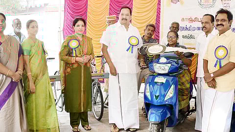 மாற்றுத் திறனாளிக்கு இணைப்புச் சக்கரம் பொருத்தப்பட்ட பெட்ரோல் ஸ்கூட்டரை வழங்கிய அமைச்சா் ஆா்.காந்தி.