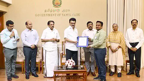 376 நிலஅளவா்களுக்கு பணி நியமன ஆணைகளை வழங்கினாா் முதல்வா்!