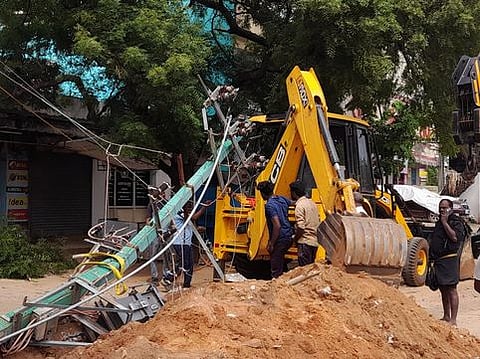  சாலையில் சரிந்து விழுந்த மின்கம்பம்.  