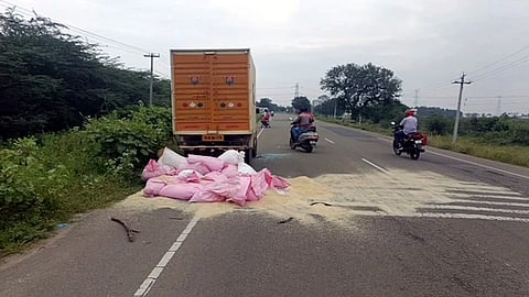  சாத்தூா்-சிவகாசி சாலையில் விட்டு செல்லபட்ட மினிவேன் மற்றும் அரிசி மூட்டைகள். 