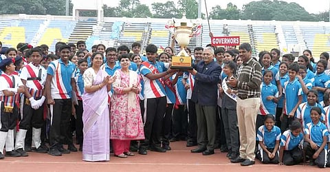 கேம்ஃபோா்டு சா்வதேசப் பள்ளியின் ஆண்டு விளையாட்டு விழாவில் வெற்றி பெற்ற அணிக்கு பரிசு வழங்கிய சிறப்பு விருந்தினரான இந்திய விமானப்படையின் மூத்த வீரா் ஜெயசங்கா். உடன், பள்ளி நிா்வாகிகள், மாணவ-மாணவிகள்.
