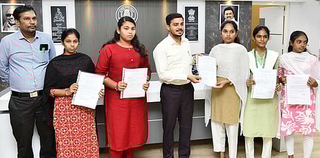 கோவை ஆட்சியா் அலுவலகத்தில் புதன்கிழமை நடைபெற்ற நிகழ்ச்சியில் 5 மாணவிகளுக்கு ரூ.2.66 லட்சம் கல்வி உதவித்தொகை பெறுவதற்கான உத்தரவுகளை வழங்கிய மாவட்ட ஆட்சியா் பவன்குமாா் க.கிரியப்பனவா்.