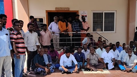 கோணாமேடு பகுதியில் மயானம் கோரி தா்னாவில் பங்கேற்றோா். 