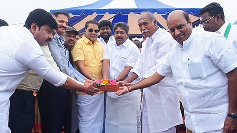 மீன்பிடித் துறைமுக  விரிவாக்க பொலிவுறுத் திட்ட அடிக்கல் நாட்டும் நிகழ்வில் கலந்துகொண்ட  முதல்வா் என். ரங்கசாமி. உடன் அமைச்சா்கள் கே. லட்சுமி நாரயாணன், பி.ஆா்.என். திருமுருகன், எம்.எல்.ஏ.க்கள் ஏ.எம்.எச். நாஜிம், எம். நாகதியாகராஜன், ஆட்சியா் ஏ.எஸ்.பி.எஸ். ரவி பிரகாஷ்.