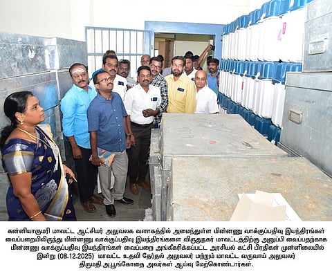  விருதுநகருக்கு அனுப்பிவைக்கப்படும் மின்னணு வாக்குப்பதிவு இயந்திரங்களை அரசியல் கட்சி பிரதிநிதிகள் முன்னிலையில் ஆய்வு செய்த மாவட்ட வருவாய் அலுவலா் அ.பூங்கோதை. 