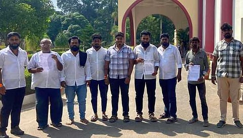 கோவை மாநகர காவல் ஆணையா் அலுவலகத்துக்கு புதன்கிழமை மனு அளிக்க வந்த இந்து மக்கள் கட்சியினா்.