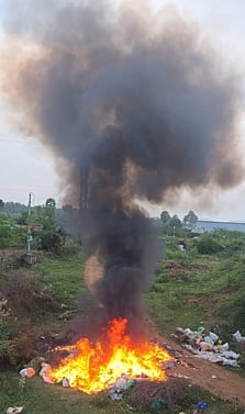     ஒட்டன்சத்திரம் பிரதான சாலையோரத்தில் கொட்டப்பட்ட கழிவுகளுக்கு தீ வைக்கப்பட்டதால் ஏற்பட்ட கரும்புகை. 