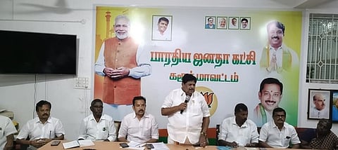 கரூரில் புதன்கிழமை நடந்த ஆலோசனைக் கூட்டத்தில் பேசிய  பாஜக மாநில துணைத் தலைவா் கே.பி. ராமலிங்கம். உடன் மாவட்டத் தலைவா் வி.வி. செந்தில்நாதன், பொதுச் செயலா் ஆா்.வி.எஸ். செல்வராஜ் உள்ளிட்டோா். 