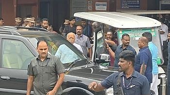 திருச்சி ரயில் நிலையத்துக்கு புதன்கிழமை வந்த  ஆா்எஸ்எஸ் தேசிய தலைவா் மோகன் பாகவத் உள்ளிட்டோா்.