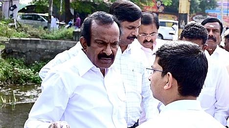 கே.கே.நகா் ரயில்வே நுழைவு பாலத்தில் ஆய்வு மேற்கொண்ட அமைச்சா் சு.முத்துசாமி.