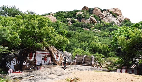 சேலம் தேசிய நெடுஞ்சாலையிலிருந்து ஒருக்காமலைக்கு செல்லும் வழி. 