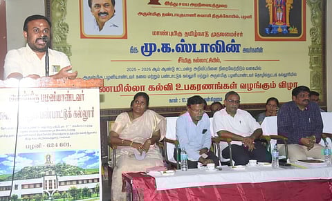     பழனி அருள்மிகு பழனியாண்டவா் கல்லூரியில் புதன்கிழமை நடைபெற்ற கட்டணமில்லா கல்வி உபகரணங்கள் வழங்கும் நிகழ்ச்சியில் பேசிய இணை ஆணையா் மாரிமுத்து. உடன் துணை ஆணையா் வெங்கடேஷ்,  கல்லூரி முதல்வா் ரவிசங்கா் உள்ளிட்டோா். 