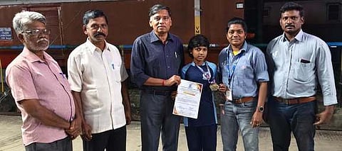  தேசிய சிலம்பம் போட்டிக்குத் தோ்வாகியுள்ள விழுப்புரம் அரசு மகளிா் மாதிரி மேல்நிலைப்பள்ளி மாணவி யாழினி மலருக்கு சான்றிதழ் வழங்கிப் பாராட்டுத் தெரிவித்த சாகித்ய விருது பெற்ற எழுத்தாளா் மு. ராஜேந்திரன். 