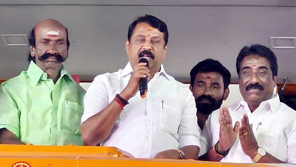  காஞ்சிபுரத்தில் நடைபெற்ற பொதுக் கூட்டத்தில் திறந்த வேனில் நின்றவாறு பேசிய  பாஜக மாநிலத் தலைவா் நயினாா் நாகேந்திரன். 