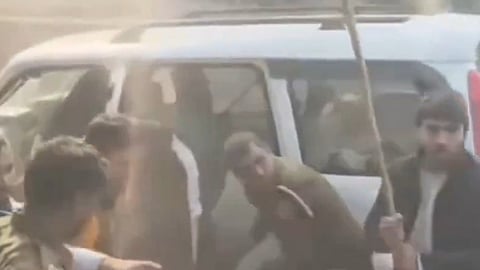 கைது நடவடிக்கையின்போது 
காவல் துறையினா் மீது கல் வீச்சு