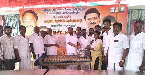 செவலூரில் பொதுமக்களுக்கு புதன்கிழமை நலத் திட்ட உதவிகள் வழங்கிய இயற்கை வளங்கள் துறை அமைச்சா் எஸ். ரகுபதி. 