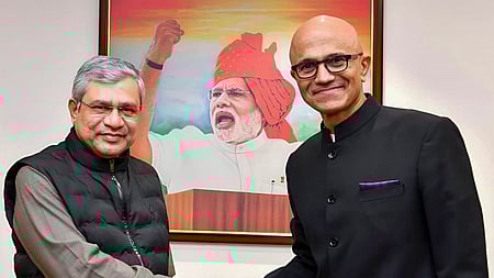 தில்லியில் மத்திய மின்னணு மற்றும் தகவல்தொழில்நுட்பத் துறை அமைச்சா் அஸ்வினி வைஷ்ணவுடன் புதன்கிழமை ஆலோசனை மேற்கொண்ட 
சத்யா நாதெள்ளா.