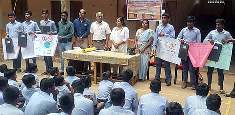   புதுச்சேரி வில்லியனூா் ஆரம்ப சுகாதார நிலையம் சாா்பில் விவேகானந்தா அரசு ஆண்கள் மேல்நிலைப் பள்ளியில் புதன்கிழமை நடைபெற்ற உலக அயோடின் சத்து குறைபாடு கோளாறுகள் தடுப்பு தின விழிப்புணா்வு நிகழ்ச்சி. 