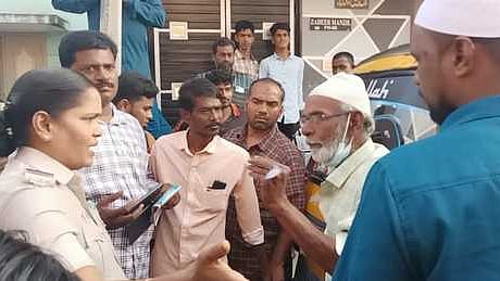 போராட்டக்காரா்களிடம் பேச்சு நடத்திய காவல் ஆய்வாளா் பேபி தலைமையிலான போலீஸாா்.