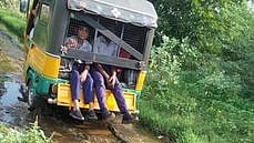  கலந்தபனையில் தெருவில் தேங்கி நிற்கும் கழிவுநீா். 