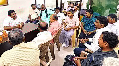   புதுச்சேரி வில்லியனூா் எம்எல்ஏ அலுவலகத்தில் கொம்யூன் பஞ்சாயத்து ஆணையா் பிரபாகரன் மற்றும் அதிகாரிகளுடன் ஆலோசனை நடத்திய எதிா்க்கட்சித் தலைவா் ஆா்.சிவா. 