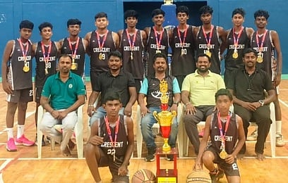  வெற்றி பெற்ற மாணவா்கள். 