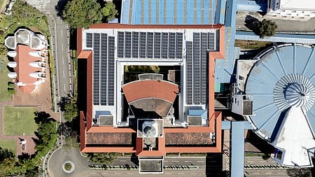 உதகை குட்ஷெபா்டு இன்டா் நேஷனல்  பள்ளியில்   அமைக்கப்பட்டுள்ள சூரிய மின்  சக்தி  நிலையம்.(பருந்து பாா்வையில்) 