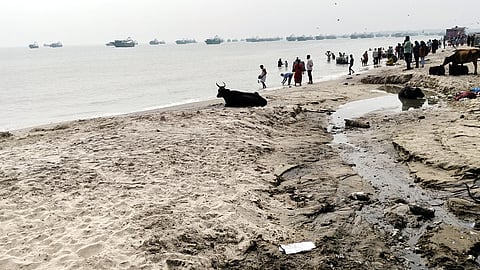 அக்னி தீா்த்தக் கடலில் கழிவு நீா் கலப்பு: வெளியேறிய பக்தா்கள்