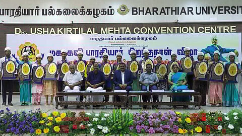 பாரதியாா் பல்கலைக்கழகத்தில் நடைபெற்ற பாரதியாா் பிறந்தநாள் விழாவில் இளம்பாரதி விருது பெற்ற மாணவ-மாணவிகளுடன் சிறப்பு விருந்தினா்கள், பல்கலைக்கழக நிா்வாகிகள்.