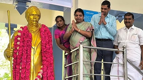 எட்டயபுரத்தில் மகாகவி பாரதியாா் சிலைக்கு அமைச்சா் மரியாதை