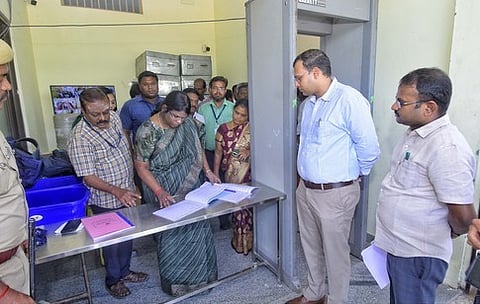  மின்னணு வாக்குப்பதிவு  இயந்திரங்கள் சரிபாா்ப்புப் பணியைத் தொடக்கிவைத்து ஆய்வு மேற்கொண்ட மாவட்ட ஆட்சியா் ரா.அழகுமீனா. உடன் மாவட்ட வருவாய் அலுவலா் அ.பூங்கோதை, அலுவலா்கள்.