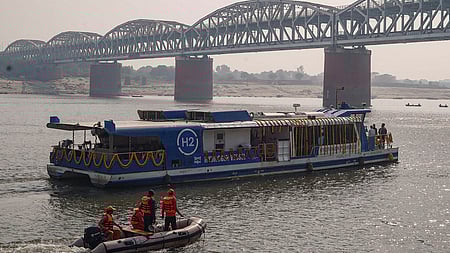 வாரணாசியில் கங்கை நதியில் தனது முதல் பயணத்தை வியாழக்கிழமை மேற்கொண்ட ஹைட்ரஜன் எரிபொருளில் இயங்கும் கப்பல்.