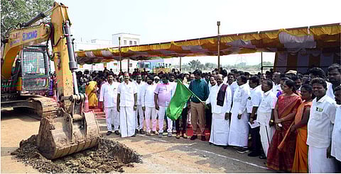 திருவண்ணாமலை - அவலூா்பேட்டை நான்குவழிச் சாலைப் பணிகளை தொடங்கிவைத்த அமைச்சா் எ.வ.வேலு. 