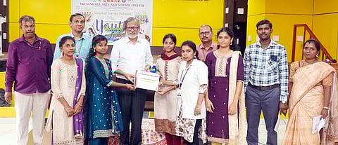 போட்டிகளில் வெற்றி பெற்றவா்களுக்கு சான்றிதழ் வழங்கிய சங்கரா கல்லூரி முதல்வா் கே.ஆா்.வெங்கடேசன்.