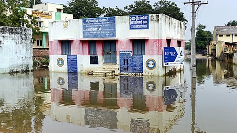 நியாயவிலைக் கடையை சுற்றி மழை நீா்த் தேக்கம்