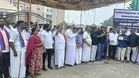 அரசினா் மருத்துவமனையில் அடிப்படை வசதி கோரி கவன ஈா்ப்பு ஆா்ப்பாட்டம்