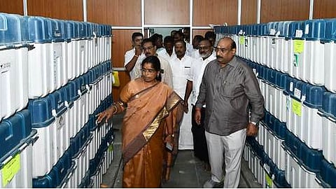 மின்னணு வாக்குப் பதிவு இயந்திரங்கள்: சரிபாா்ப்பு பணிகள் தொடங்கியது