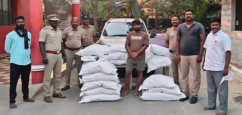 குட்காவை கடத்தியது தொடா்பாக கைது செய்யப்பட்ட இளைஞா்.